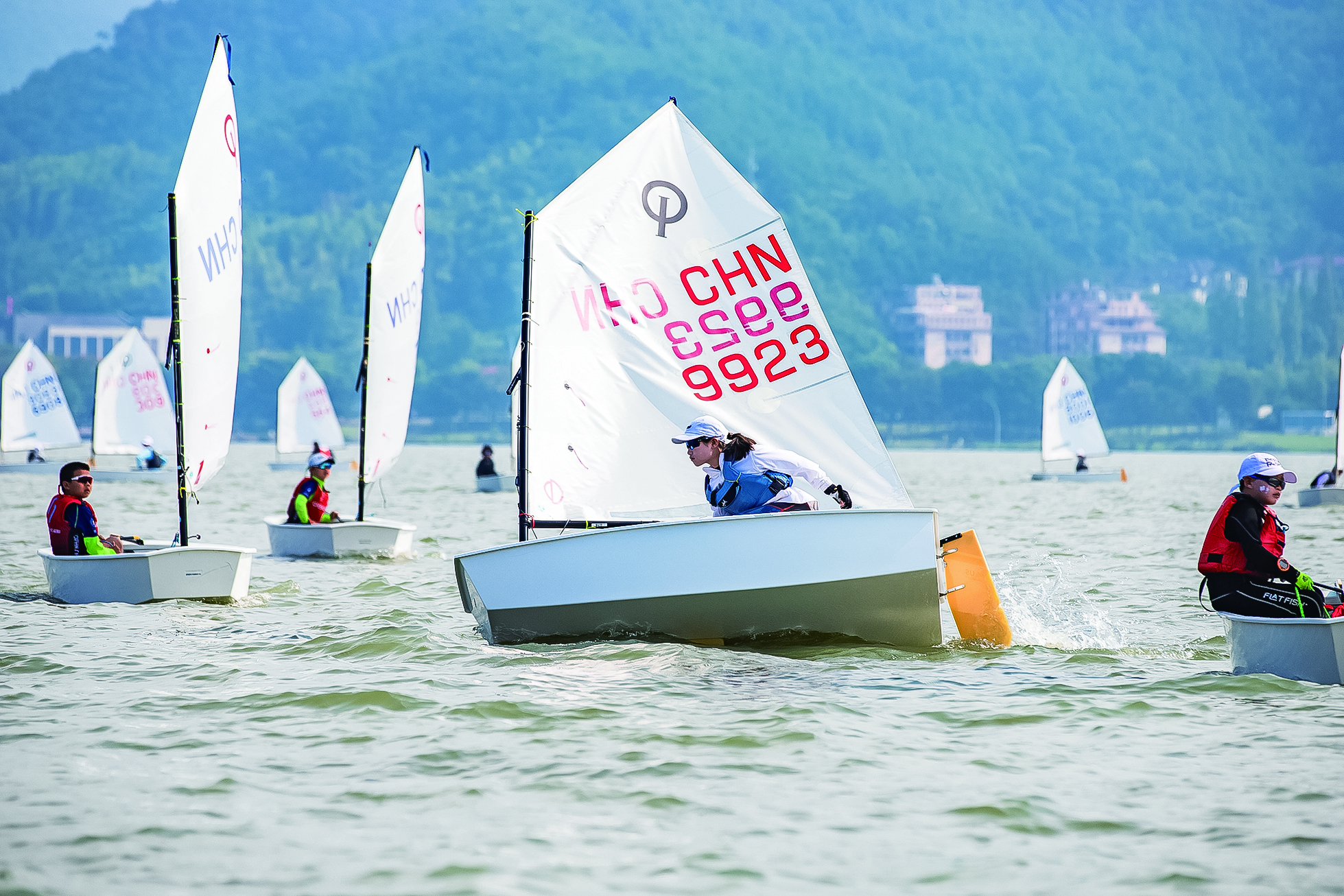 包含海域巡航帆船大赛，海上风云的速度比拼的词条