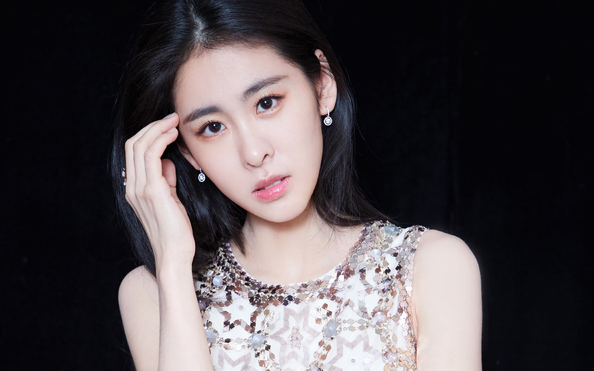 “德甲激烈比拼，领头羊不断迎战挑战”，德甲老大